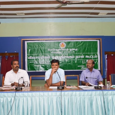 `கூட்டம் நடக்கும்போதே அதிகாரிகள் அலட்சியமா செல்போன் பயன்படுத்துறாங்க!’ - விவசாயிகள் வேதனை