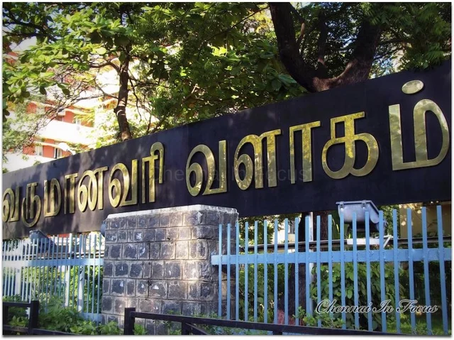 ஓட்டுக்கு பணம் கொடுக்க கட்டுகட்டாக பணம் பதுக்கலா? வருமான வரி அதிகாரிகள் ரெய்டு