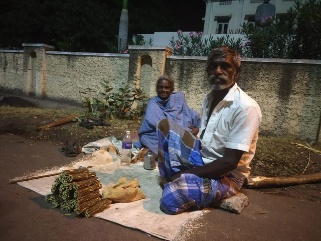 'சொற்ப பணம்தான் வருது, ஆனாலும் திருப்தி' - பல்குச்சி விற்கும் ஆறுமுகம் நெகிழ்ச்சி!