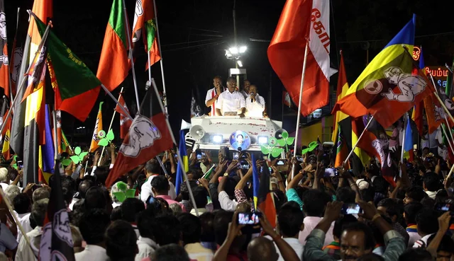 `சுனாமி, புயல், பூகம்பம்... எது வந்தாலும் அசைக்க முடியாது!’ - சேலத்தில் அதிர்ந்த பன்னீர்செல்வம்