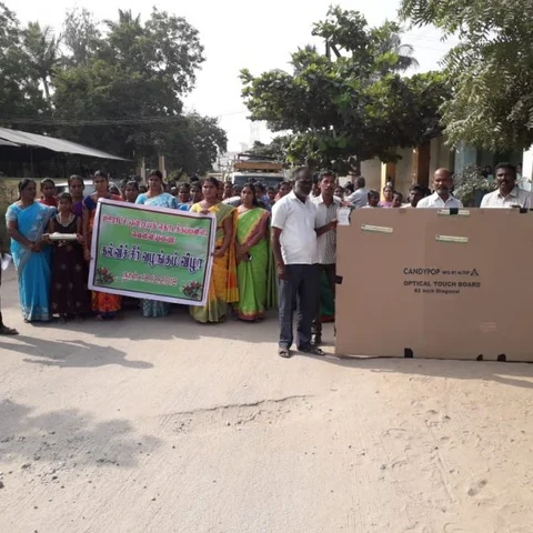கூலித்தொகையைக் கொண்டு அரசுப் பள்ளிக்கு ரூ.3 லட்சம் கல்விச்சீர் வழங்கிய கிராம மக்கள்!