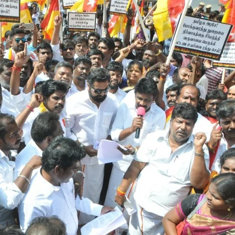`இன்னமும் கையேந்திக்கொண்டிருந்தால் எப்படி?' - சரத்குமாருக்கு ஷாக் கொடுத்த நிர்வாகிகள்