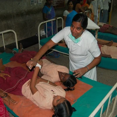 மதிய உணவு சாப்பிட்ட மாணவர்களுக்கு வாந்தி மயக்கம்