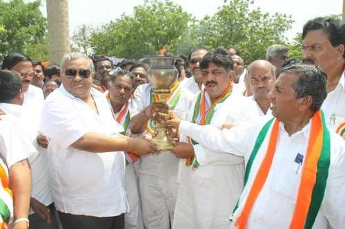 முன்னாள் பிரதமர் ராஜீவ் நினைவிடத்தில் சரப்ஜித் சகோதரி மலரஞ்சலி