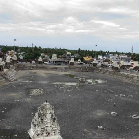 வறண்டு காட்சியளிக்கும் கும்பகோணம் மகாமகக் குளம்!