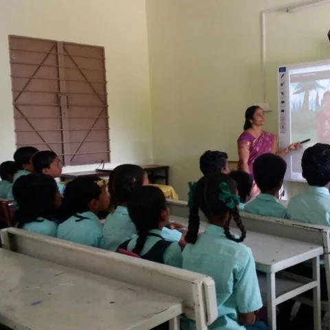 ``கட்டியணைத்து வாழ்த்திய குழந்தைகள்.... இதுதான் விருது!" தேசிய நல்லாசிரியர் ஸதி டீச்சர்