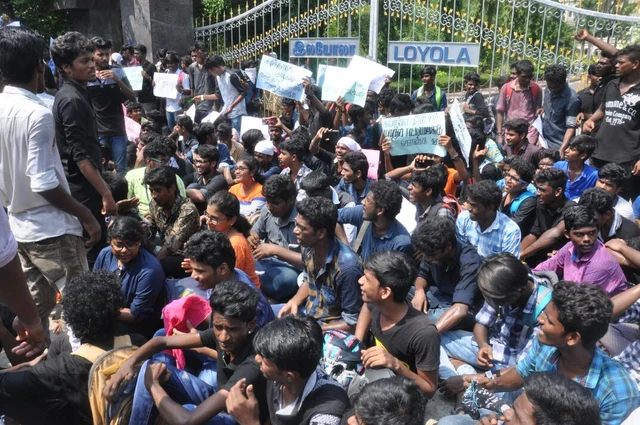 'மாணவர்களின் கருத்தை அரசுகள் கேட்க வேண்டும்' - இயக்குநர் வெற்றிமாறன்