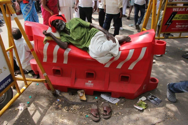 `ஒரு தடவையாவது பார்த்துட்டுப் போறேன்..!’ - 88 வயதில் மருத்துவமனை வாசலில் தவிக்கும் நெல்லை மூதாட்டி