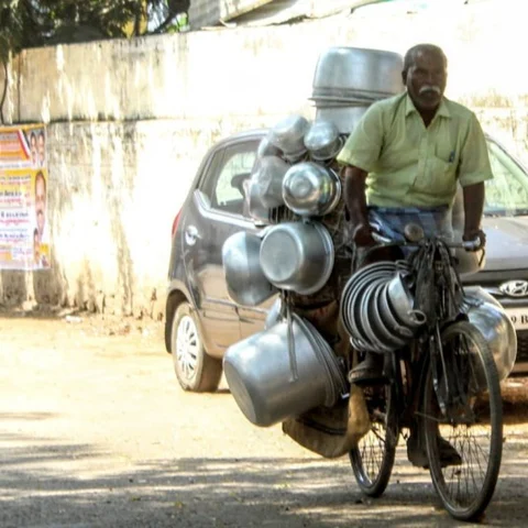 `தொழிலை மாற்றினாலும் கவிதை எழுதுவதை நிறுத்தவே இல்லை!’ - 59 வயது பாத்திர வியாபாரியின் தமிழ் ஆர்வம்