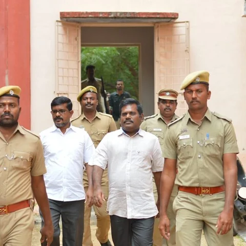 நிர்மலா தேவி விவகாரம் - பேராசிரியர் முருகன், கருப்பசாமி பிணையில் செல்ல நீதிமன்றம் அனுமதி!