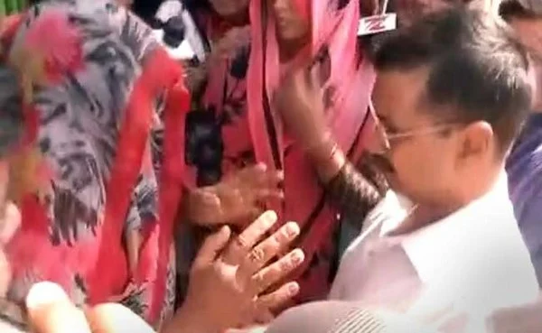 மாட்டிறைச்சி சாப்பிட்டதால் கொலை: குடும்பத்தினரை சந்திக்க கெஜ்ரிவாலுக்கு அனுமதி!