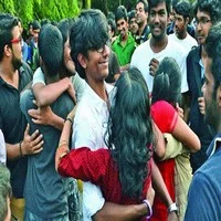 சென்னையில் ஐ.ஐ.டி. மாணவ-மாணவிகள் முத்தப் போராட்டம்!