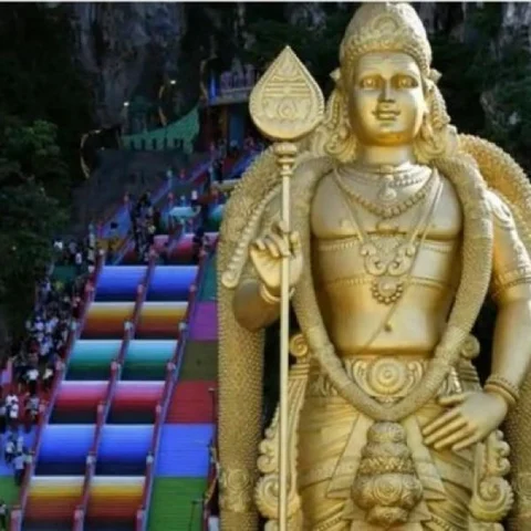 பத்துமலை முருகன் கோயில் படிக்கட்டுகளுக்கு புதிய வர்ணம் பூசியதால் மலேசிய அரசு அதிருப்தி!