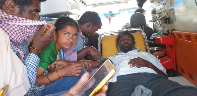 தலைமையாசிரியர் மாற்றப்பட்டதைக் கண்டித்து போராட்டம் - தேனீக்கள் படையெடுத்ததால் பரபரப்பு
