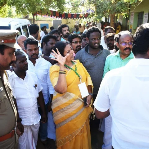 மறு வாக்குப்பதிவு நடத்த வேண்டும்! - திருச்சி வேட்பாளர் சாருபாலா தொண்டைமான் தர்ணாவால் பரபரப்பு
