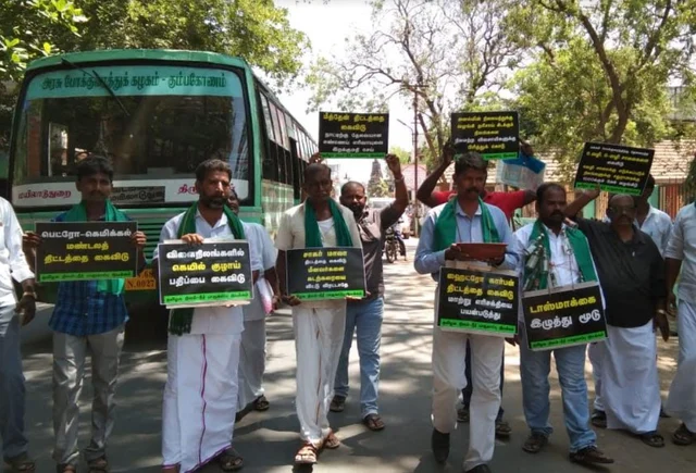 கையில் மண்சட்டி; கழுத்தில் மது பாட்டில் - மயிலாடுதுறையில் வேட்புமனு தாக்கல் செய்த விவசாயிகள்