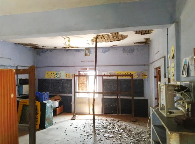 ஆபத்தில் அரசு பள்ளிக் கட்டடம்! இ-சேவை மையத்தில் வகுப்புகள் நடக்கும் அவலம்!