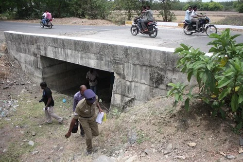 திண்டிவனம் அருகே குண்டுவைத்து பாலத்தை தகர்க்க முயற்சி (படங்கள்)