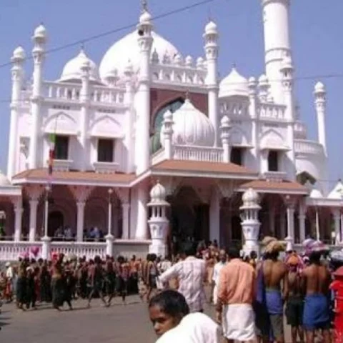 ‘ பதிலடி கொடுக்கவே நாங்கள் செல்ல இருந்தோம்’ - சபரிமலை மசூதிக்குள் நுழைய முயன்ற பெண்கள் கைது