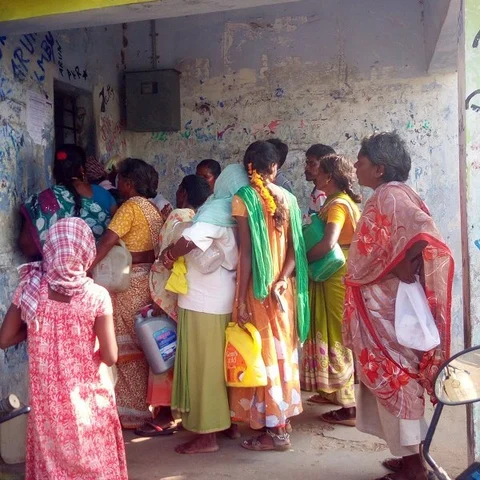 ``ரேஷன் கடையில் உரிய அளவு அரிசி கிடைப்பதே இல்லை!" - திண்டிவனம் பகுதி மக்கள் வேதனை