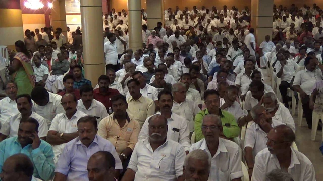 `தேர்தலுக்குப் பின் ஓ.பி.எஸ்., ஈ.பி.எஸ்., ஆகியோரை அட்ரஸ் இல்லாமல் ஆக்க வேண்டும்!’ - குஷ்பு