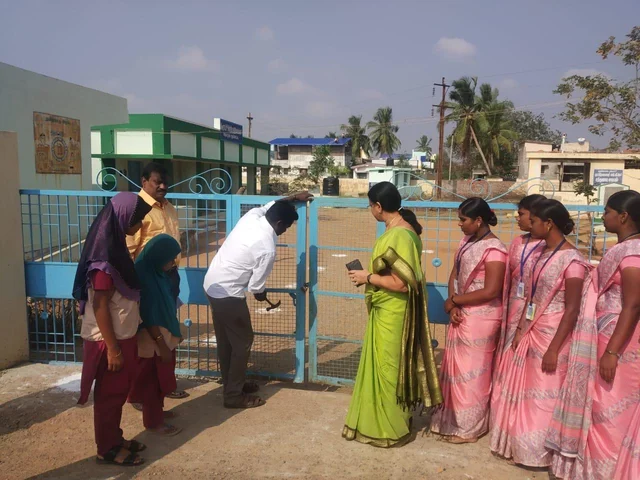 புதுக்கோட்டையில் பள்ளிக்கு வெளியே காத்திருந்த மாணவர்கள்! - பூட்டை உடைத்த கல்வி அலுவலர்