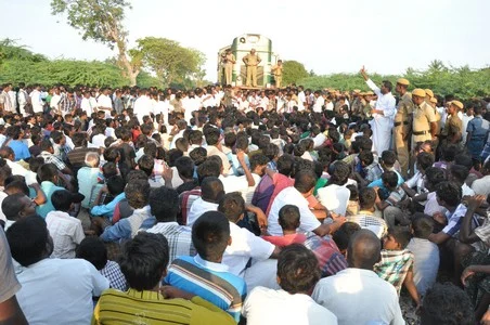 கலெக்டருடன் பேச்சுவார்த்தை தோல்வி: மீனவர்கள் ரயில்கள் மறியல் ( படங்கள் )