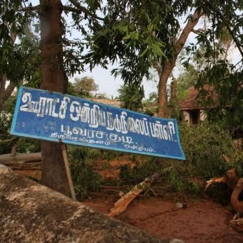 'நிவாரணம் ஏதும் வேண்டாம், பள்ளிக்கூடத்தை மீட்டுத் தாருங்கள்'- மாணவிகள் உருக்கம்