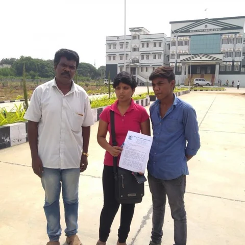 `சந்தோஷ்ஸ்ரீயை காவலர்கள் வலுக்கட்டாயமாக இழுத்துச் சென்றனர்!’ - எஸ்.பி அலுவலகத்தில் கவுசல்யா புகார்