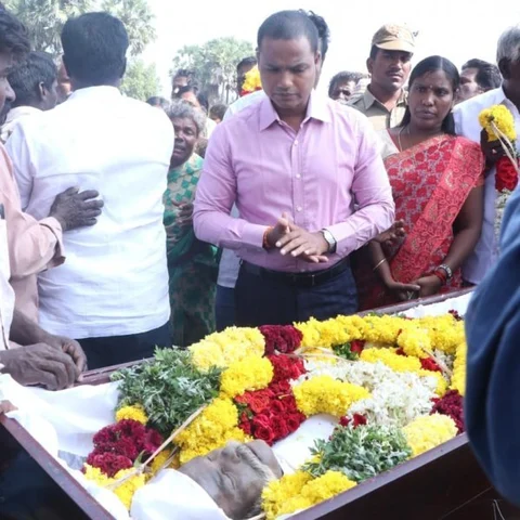 நடுக்கடலில் படகு மூழ்கியதில் மீனவர் பலி - சொந்த ஊரில் உடல் அடக்கம்