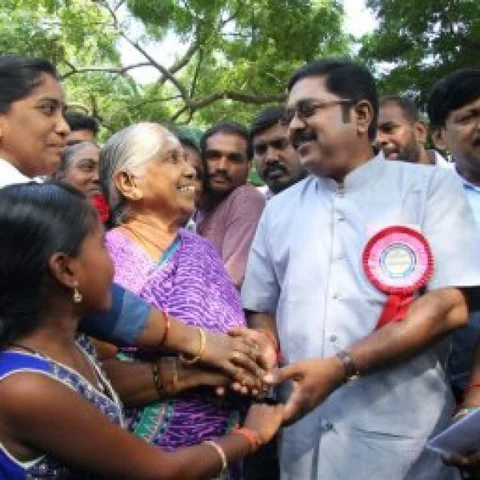 ஆர்.கே.நகர் வெற்றிக்குக் கைகொடுத்ததா கூட்டு மனோபாவம்? - சமூக உளவியல் அலசல்
