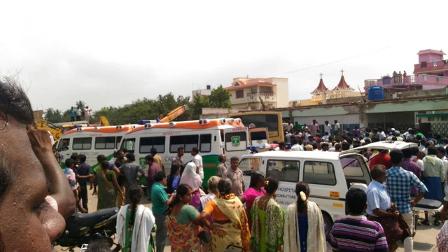 பேருந்து நிலைய மேற்கூரை இடிந்து விபத்து..! மூன்று பேர் பலி