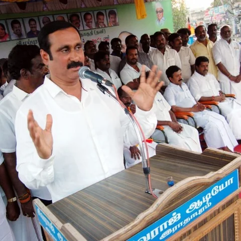 `ராமதாஸை விமர்சிக்க உதயநிதிக்குத் தகுதி இல்லை!' - கொதிக்கும் அன்புமணி