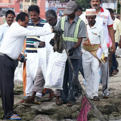 கடற்கரை தூய்மைப் பணியில் கடலோரக் காவல்படை வீரர்கள்!