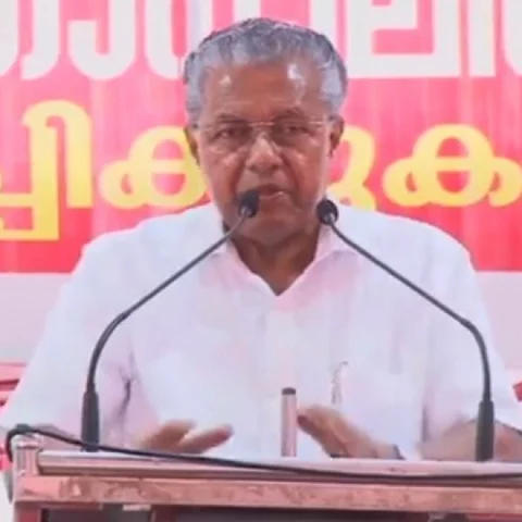 `அவர்தான் தடை போட்டார்; இப்போது மாற்றிப் பேசுகிறார்!’- சபரிமலை பிரச்னையில் கொதிக்கும் பினராயி