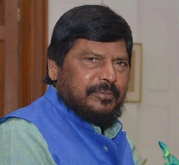 மத்திய அமைச்சரைக் கீழே தள்ளி அறைந்த வாலிபர்! -தர்ம அடி கொடுத்த கட்சியினர்