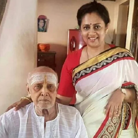 `அப்பாவின் வாழ்வை நினைத்துப் பெருமைப்படுகிறேன்!' - லட்சுமி ராமகிருஷ்ணன்