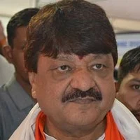 வாக்காளர்களுக்கு பகிரங்கமாக பணம் கொடுத்த பா.ஜ.க. அமைச்சர்!