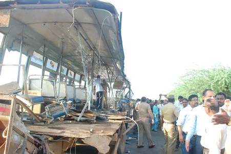 அரியலூரில் பேருந்து-லாரி மோதி 10 பேர் பலி; 13 பேர் கவலைக்கிடம் (படங்கள்)