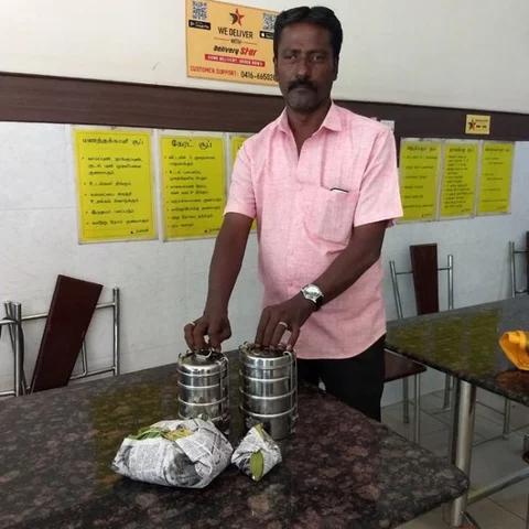 ``கஸ்டமர்கள் சாப்பாடு வாங்கிப்போக சில்வர் டிபன் கேரியர்கள்!"- பிளாஸ்டிக் ஒழிப்பில் அசத்தும் ஹோட்டல்