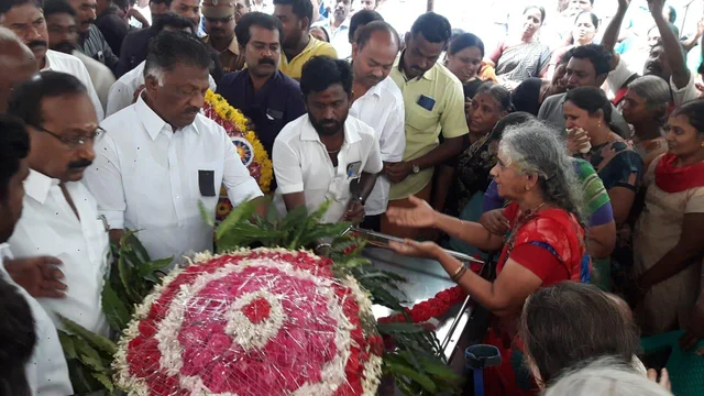 `15 வருஷமா குடும்பத்தில் ஒருத்தரா இருந்தவர்..!’ - மதனின் உடலைப் பார்த்து கதறி அழுத ஓ.பி.எஸ்