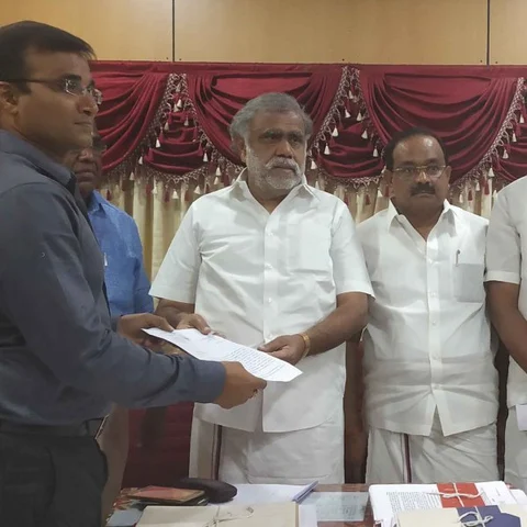 `அமைச்சர் நிகழ்ச்சியை முடிச்சுட்டு வர்றேன்' - விவசாயிகளைக் காக்க வைத்த கலெக்டர்!