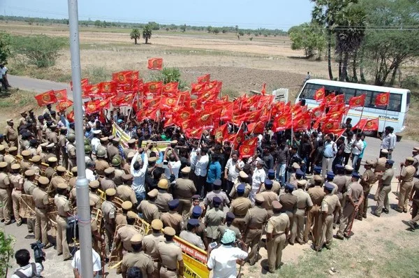 டிஆர் பாலுவின் உறவினர் சாராய ஆலையை மூடக்கோரி முற்றுகை போராட்டம்!