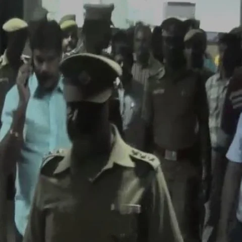 20 நிமிடத்துக்காகக் காட்டப்பட்ட கெடுபிடி... - முகத்தை மூடியே அழைத்துச் செல்லப்பட்ட திருநாவுக்கரசு!