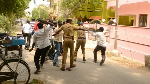மாணவர்கள் மீது காங்கிரசார் மீண்டும் சரமாரி தாக்குதல் (படங்கள்)