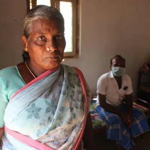 "வாழ்ந்து முடிஞ்சவ நான்... எம்புள்ள வாழ வேண்டியவன்..." - சிறுநீரக தானம் கொடுத்து மகன் உயிர்மீட்ட தாய்!