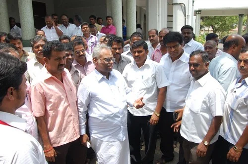 அமைச்சர் அலுவலகம் முற்றுகையால் பரபரப்பு