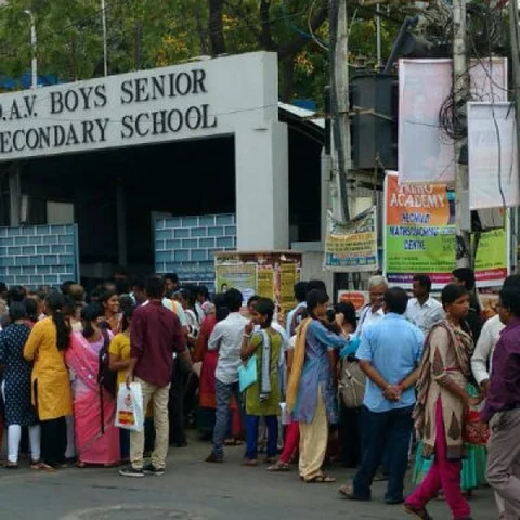 #நீட் தேர்வு: கடினமான கேள்விகள்.. கடும் கட்டுப்பாடுகள்.. கடுப்பான மாணவர்கள்!