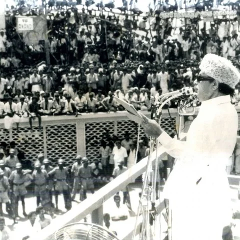 ஆயிரம் ஓல்ட் மின்சாரமும் அண்ணாசாலையில் நடந்த பதவியேற்பும்... எம்.ஜி.ஆர் எனும் ஓட்டு வேட்டைக்காரன்!