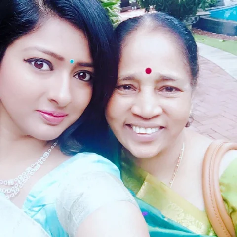 ''என் பொண்ணைத்தவிர மத்த எல்லாரும் நடிக்கிறாங்க..!'' - காயத்ரி ரகுராம் அம்மா #BiggBossTamil #VikatanExclusive